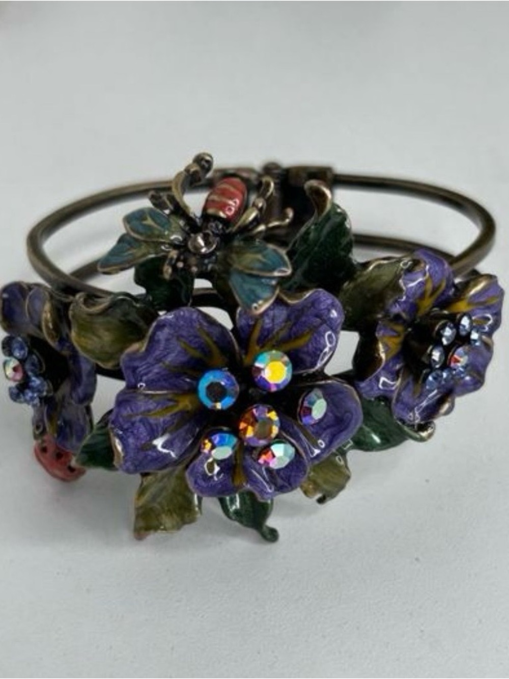 Vintage Whimsical Garden
Hinged Clamper Bracelet
Women's OS Brass Colored Metal